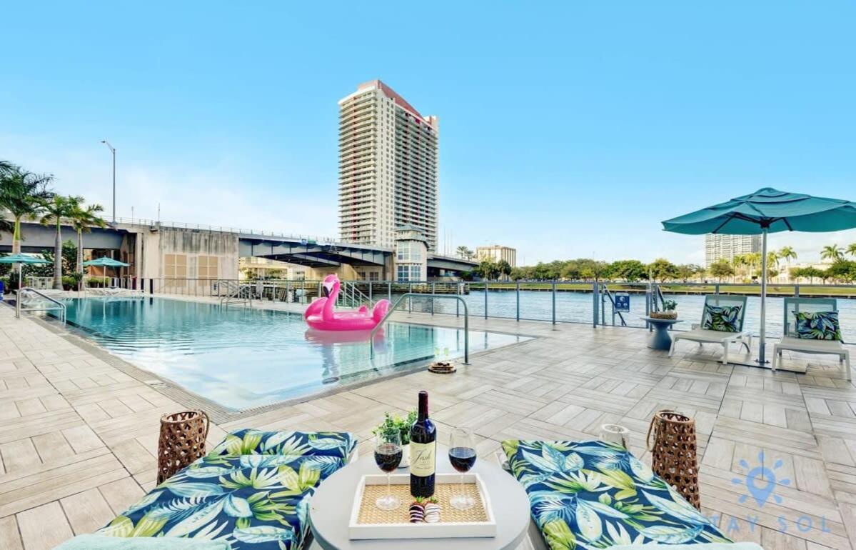 Wrap Around Balcony - Insane Views - Amazing Pools Lägenhet Hollywood Exteriör bild
