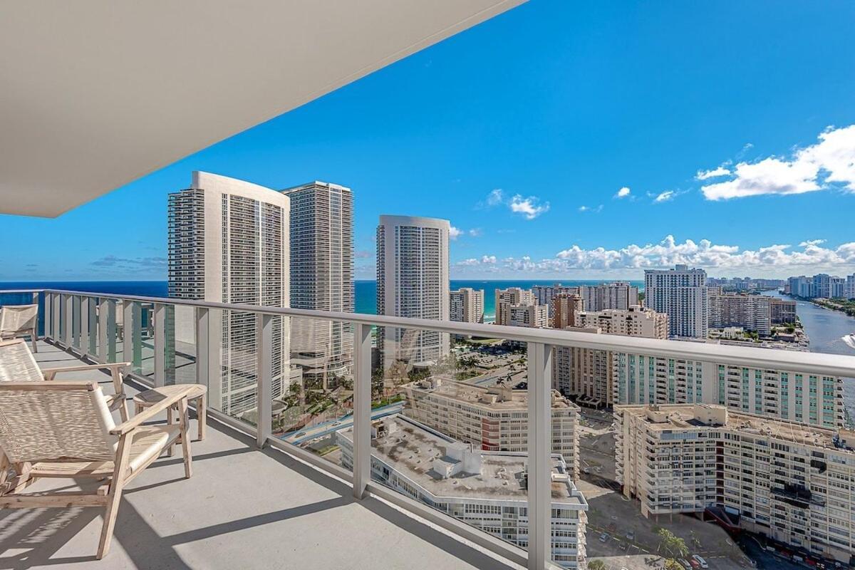Wrap Around Balcony - Insane Views - Amazing Pools Lägenhet Hollywood Exteriör bild