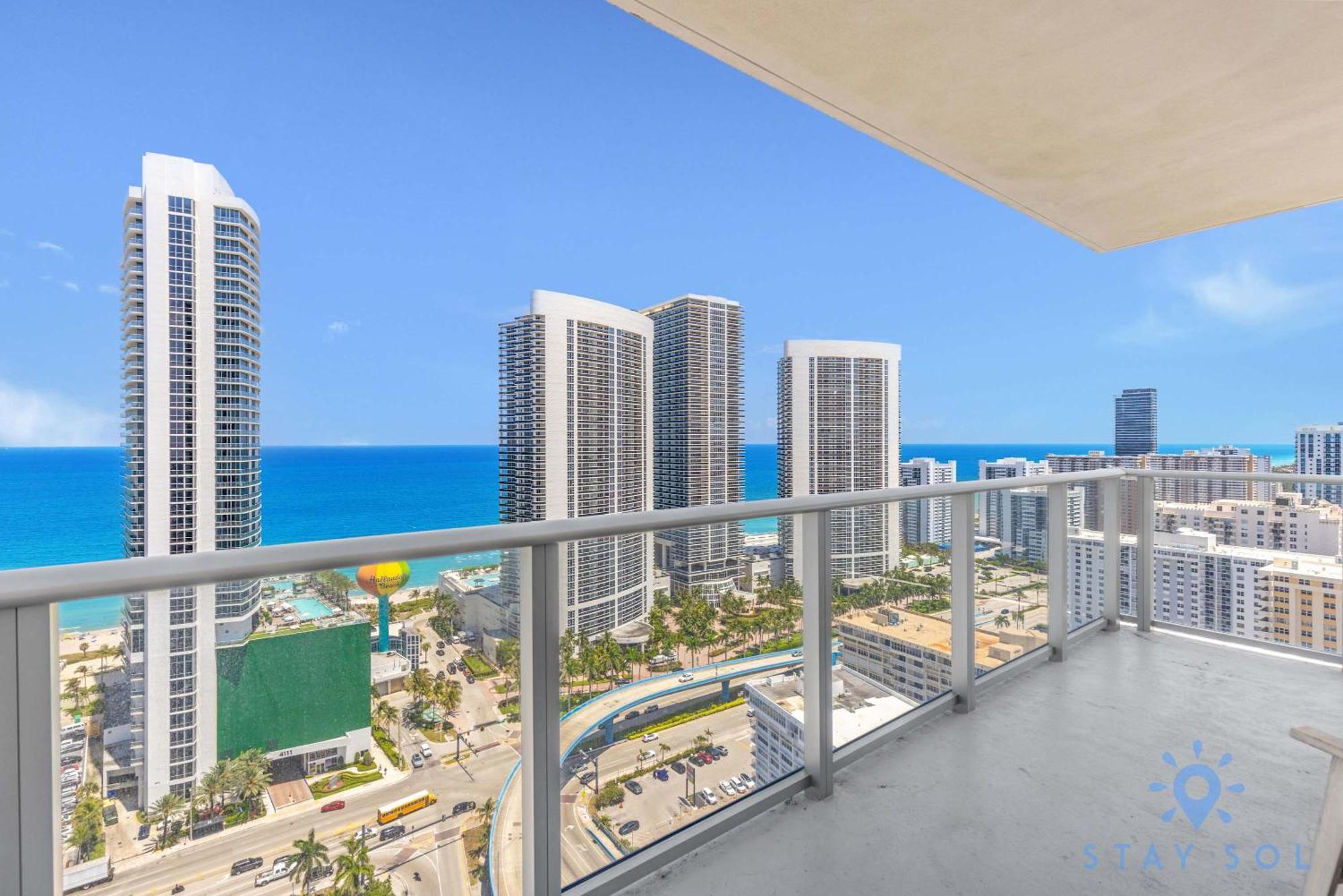 Wrap Around Balcony - Insane Views - Amazing Pools Lägenhet Hollywood Exteriör bild