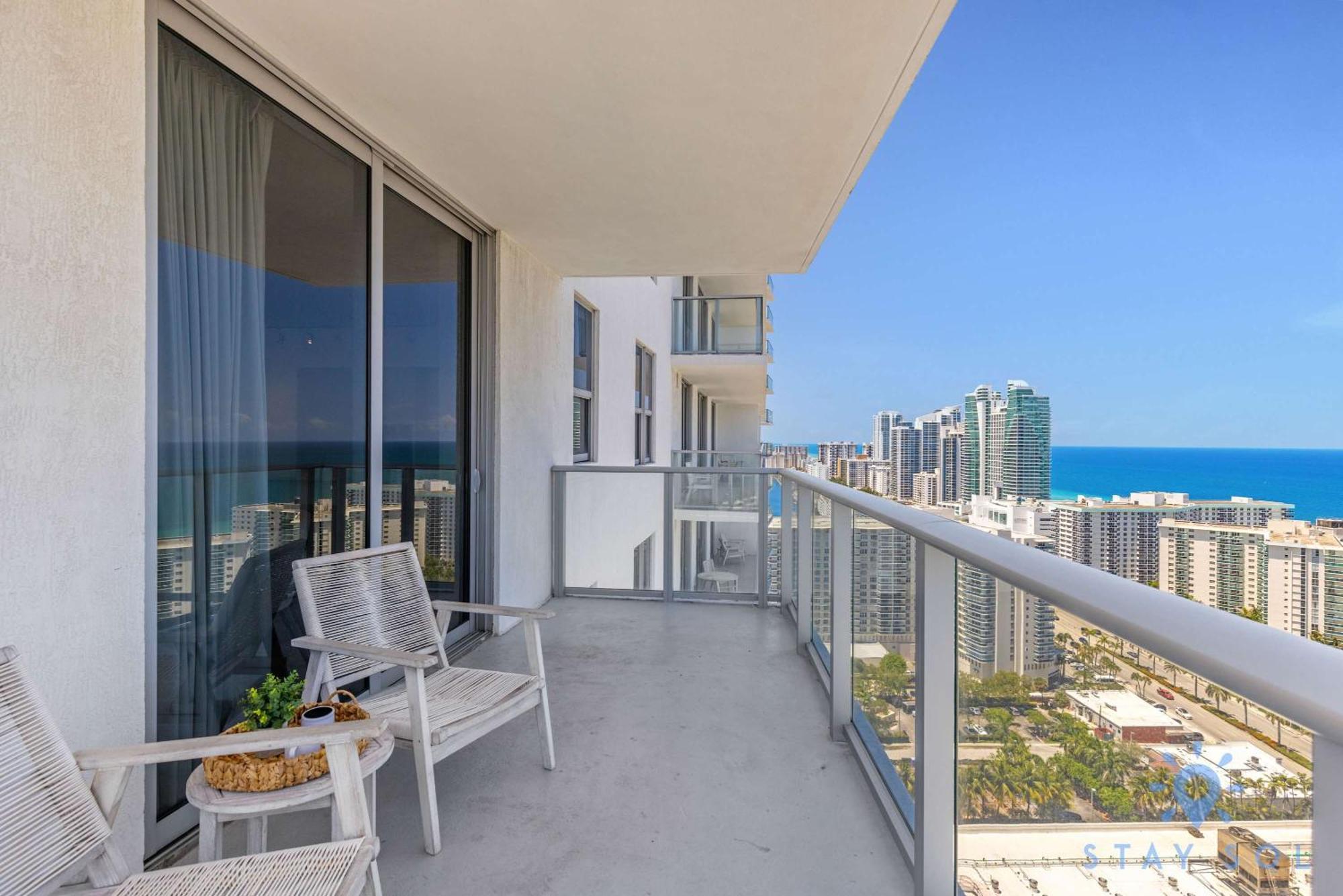 Wrap Around Balcony - Insane Views - Amazing Pools Lägenhet Hollywood Exteriör bild